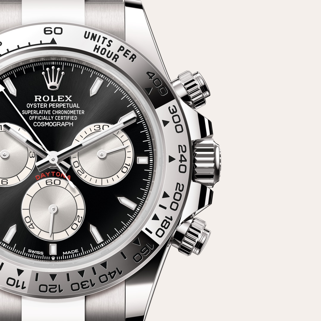 Reloj Rolex Cosmograph Daytona ref: M126509-0001 con esfera de color Negro vivo y acero, con cristal de Zafiro resistente a las rayaduras. Presenta bisel Fijo, con escala taquimétrica grabada, en oro blanco de 18 quilates, corona Enroscada con sistema de  