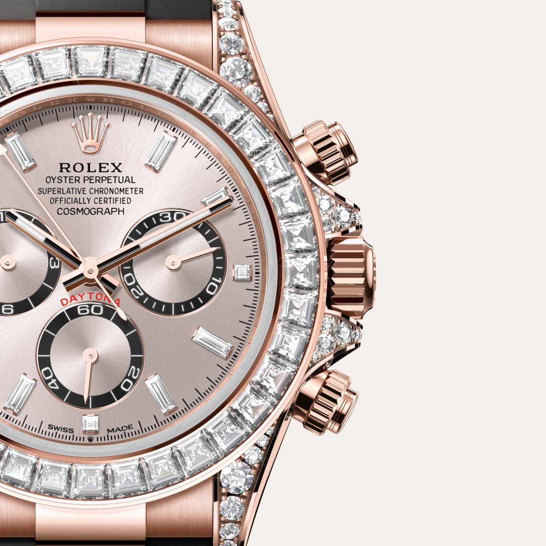 Reloj Rolex Cosmograph Daytona ref: M126535TBR-0002 con esfera de color Sundust, anillos de contadores en negro vivo engastados de diamantes, con cristal de Zafiro resistente a las rayaduras. Presenta bisel Engastado de diamantes, corona Enroscada con sis 