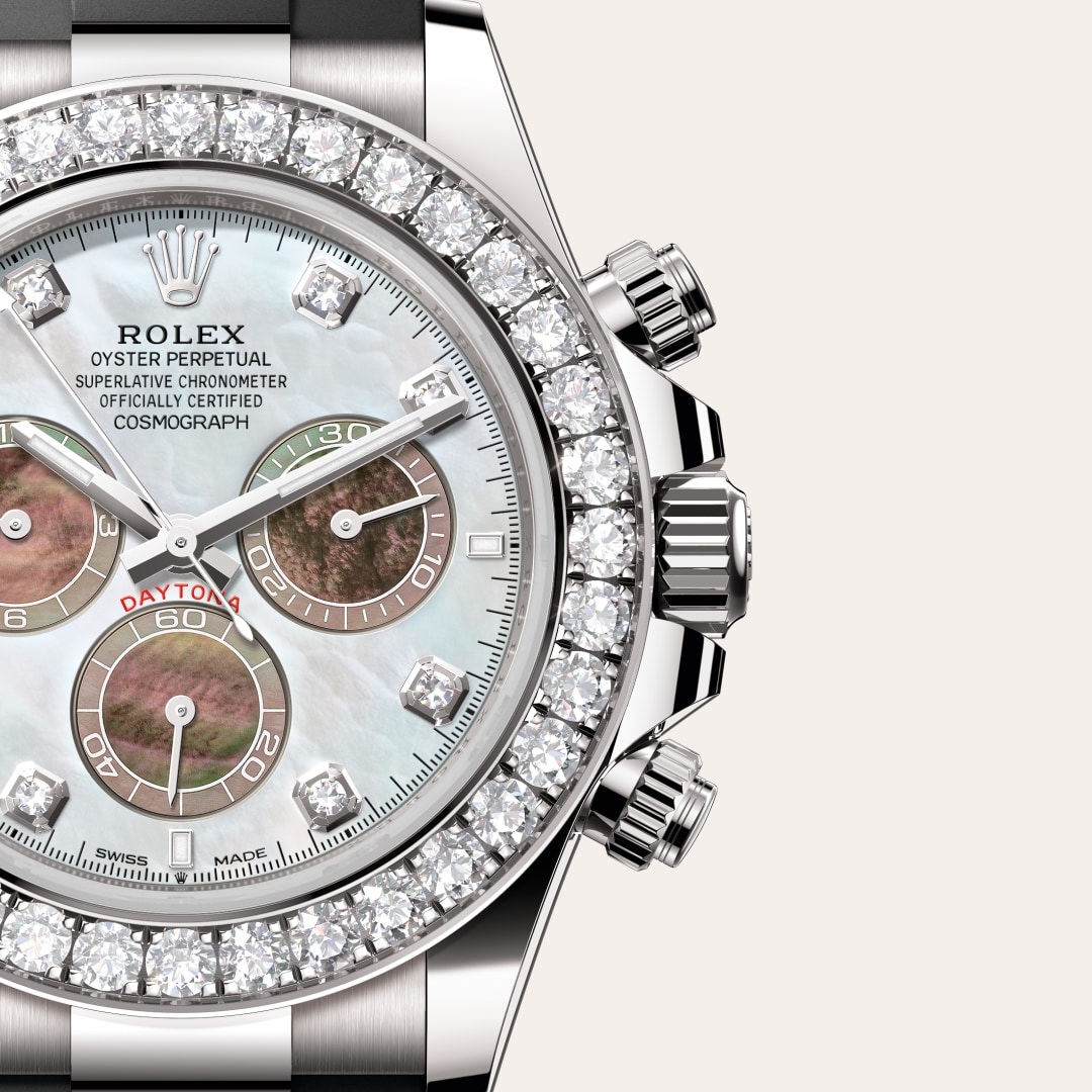 Reloj Rolex Cosmograph Daytona ref: M126589RBR-0001 con esfera de color Nácar blanco y negro, engastada de diamantes, con cristal de Zafiro resistente a las rayaduras. Presenta bisel Engastado de diamantes, corona Enroscada con sistema de triple hermetici 
