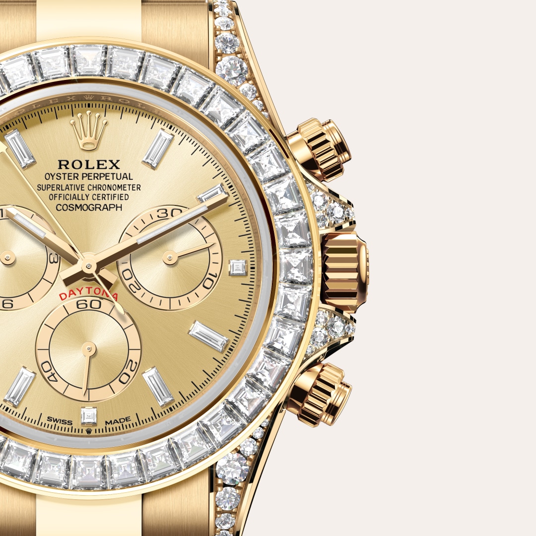 Reloj Rolex Cosmograph Daytona ref: M126598TBR-0001 con esfera de color Dorada, engastada de diamantes, con cristal de Zafiro resistente a las rayaduras. Presenta bisel Engastado de diamantes, corona Enroscada con sistema de triple hermeticidad Triplock. 