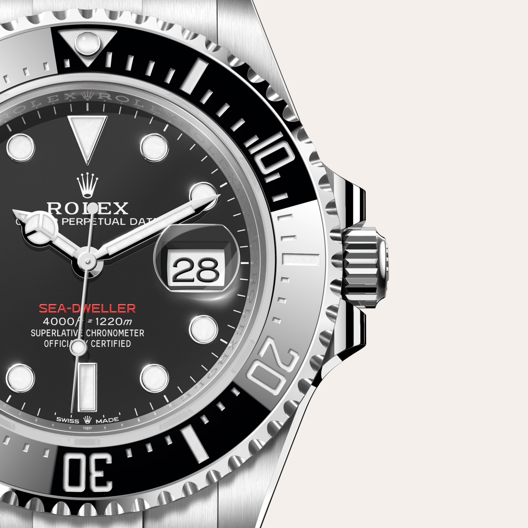 Reloj Rolex Sea-Dweller ref: M126600-0002 con esfera de color Negro intenso, con cristal de Zafiro resistente a las rayaduras, lente Cyclops sobre la fecha. Presenta bisel Giratorio unidireccional graduado 60 minutos, disco Cerachrom de cerámica negra res 