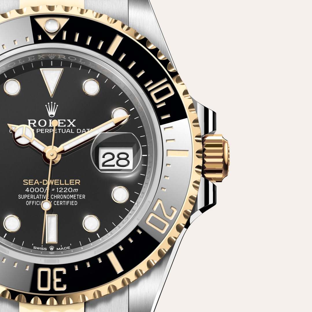 Reloj Rolex Sea-Dweller ref: M126603-0001 con esfera de color Negro intenso, con cristal de Zafiro resistente a las rayaduras, lente Cyclops sobre la fecha. Presenta bisel Giratorio unidireccional graduado 60 minutos, disco Cerachrom de cerámica negra res 