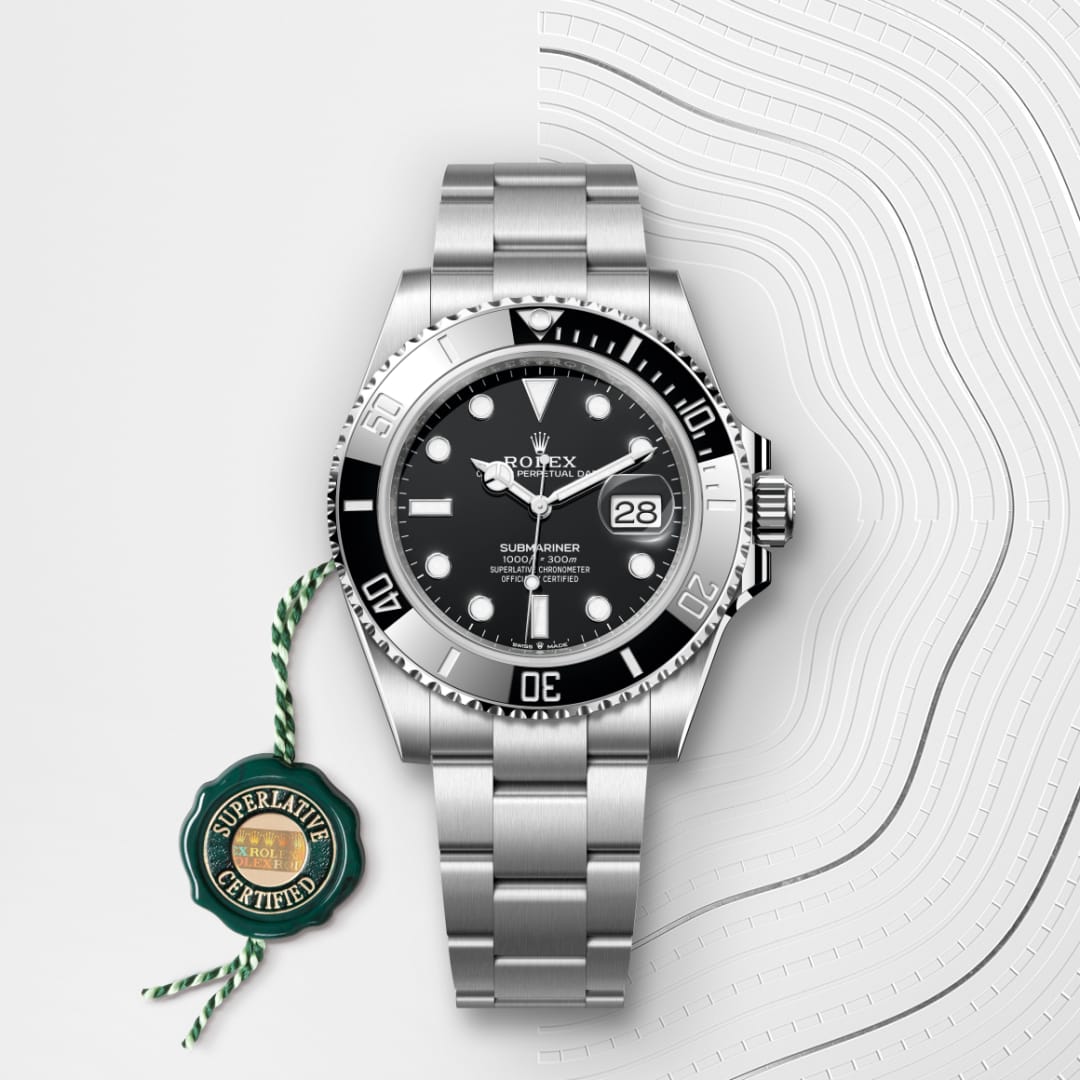 El reloj Rolex Submariner Date ref: M126610LN-0001 viene acompañado de un sello verde, un símbolo de su estatus de Cronómetro Superlativo, aplicando la garantía de cinco años. 