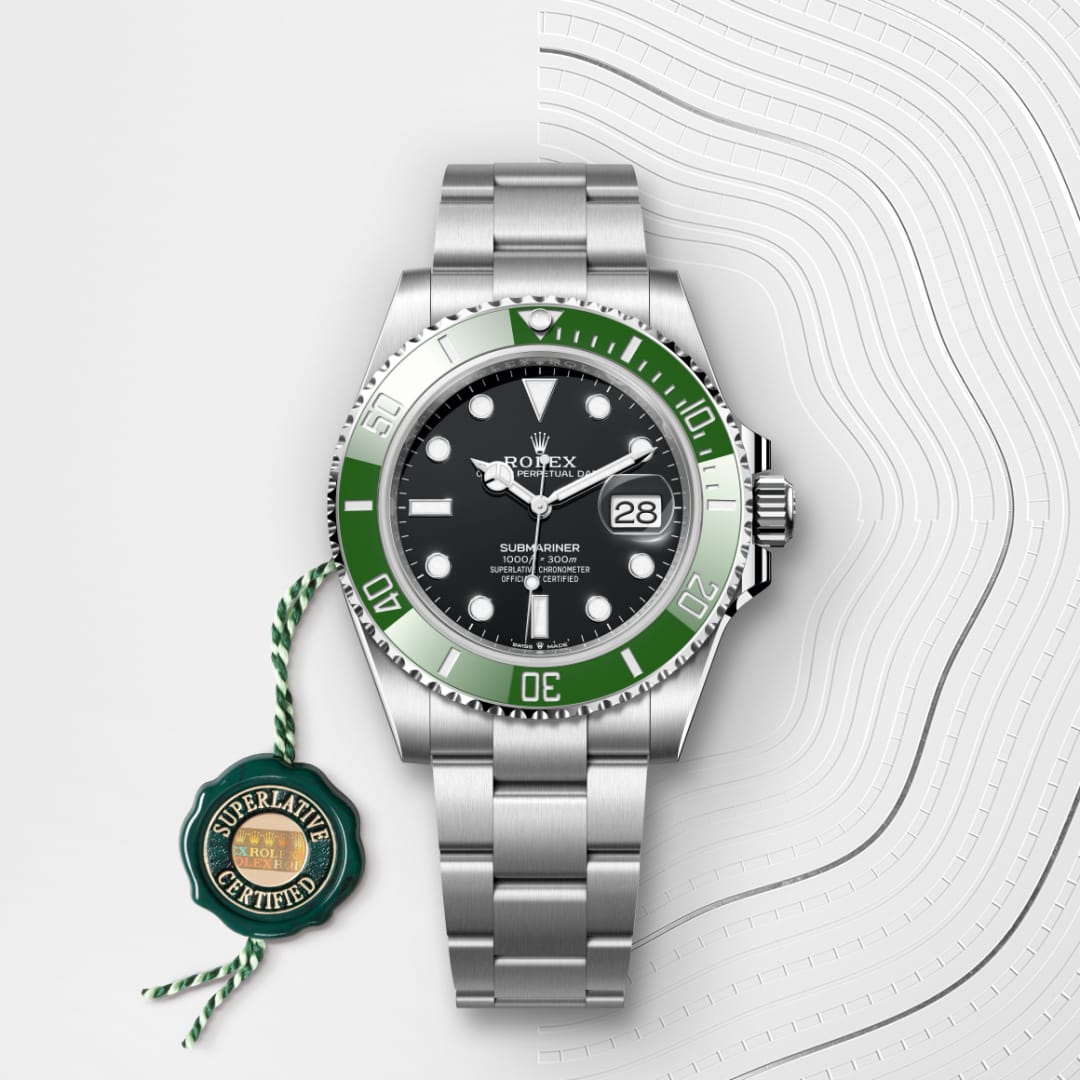 El reloj Rolex Submariner Date ref: M126610LV-0002 viene acompañado de un sello verde, un símbolo de su estatus de Cronómetro Superlativo, aplicando la garantía de cinco años. 
