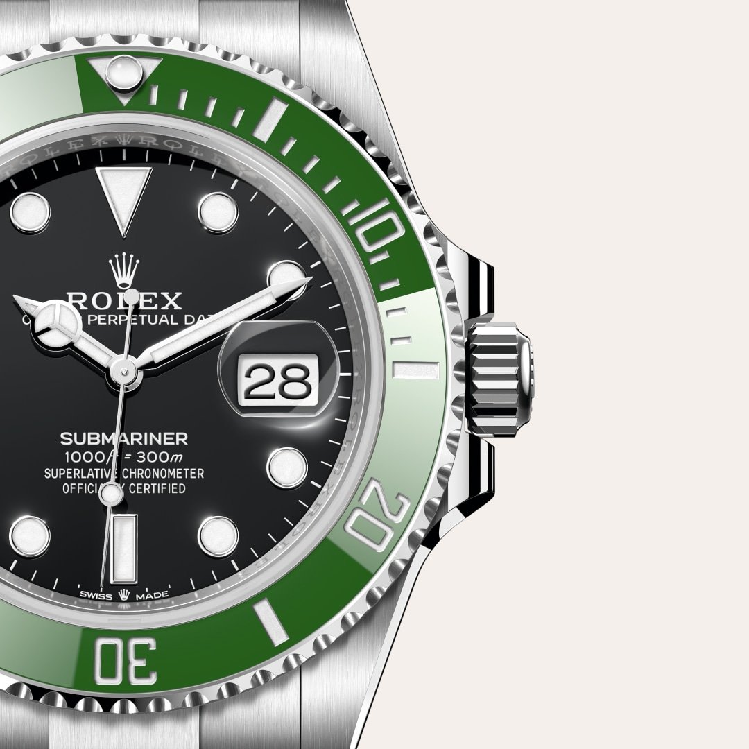 Reloj Rolex Submariner Date ref: M126610LV-0002 con esfera de color Negra, con cristal de Zafiro resistente a las rayaduras, lente Cyclops sobre la fecha. Presenta bisel Giratorio unidireccional graduado 60 minutos, disco Cerachrom de cerámica verde resis 