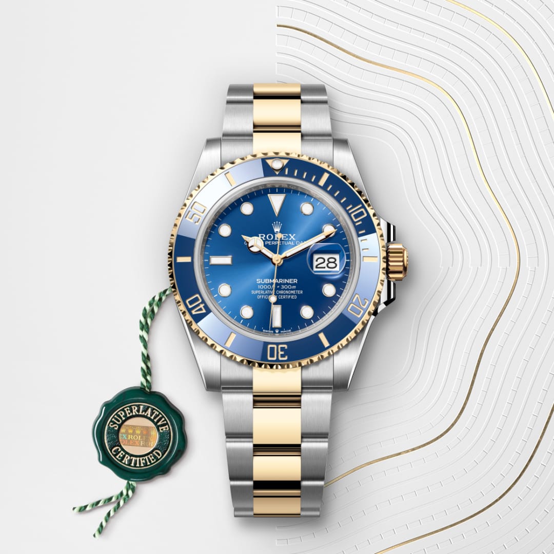 El reloj Rolex Submariner Date ref: M126613LB-0002 viene acompañado de un sello verde, un símbolo de su estatus de Cronómetro Superlativo, aplicando la garantía de cinco años. 