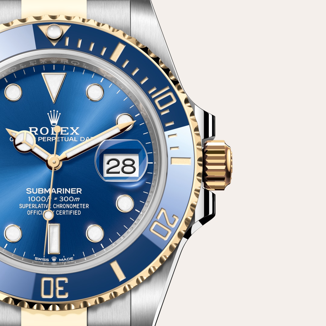 Reloj Rolex Submariner Date ref: M126613LB-0002 con esfera de color Azul real, con cristal de Zafiro resistente a las rayaduras, lente Cyclops sobre la fecha. Presenta bisel Giratorio unidireccional graduado 60 minutos, disco Cerachrom de cerámica azul re 