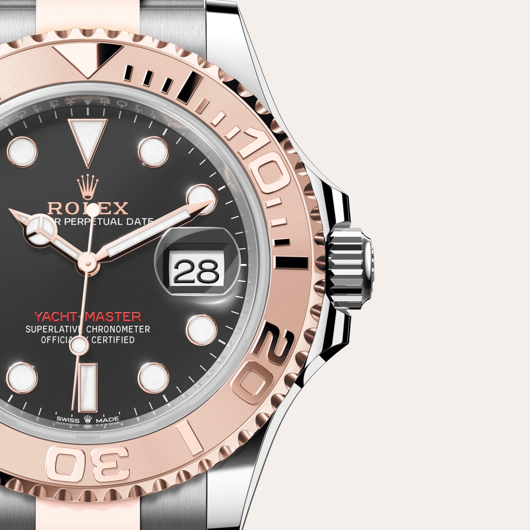 Reloj Rolex Yacht-Master 40 ref: M126621-0002 con esfera de color Negro intenso, con cristal de Zafiro resistente a las rayaduras, lente Cyclops sobre la fecha. Presenta bisel giratorio bidireccional en oro Everose graduado 60 minutos con números en relie 