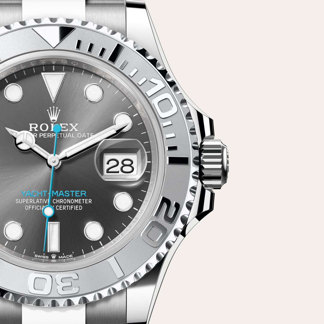 Reloj Rolex Yacht-Master 40 ref: M126622-0001 con esfera de color Pizarra, con cristal de Zafiro resistente a las rayaduras, lente Cyclops sobre la fecha. Presenta bisel giratorio bidireccional en platino graduado 60 minutos con números en relieve, corona 