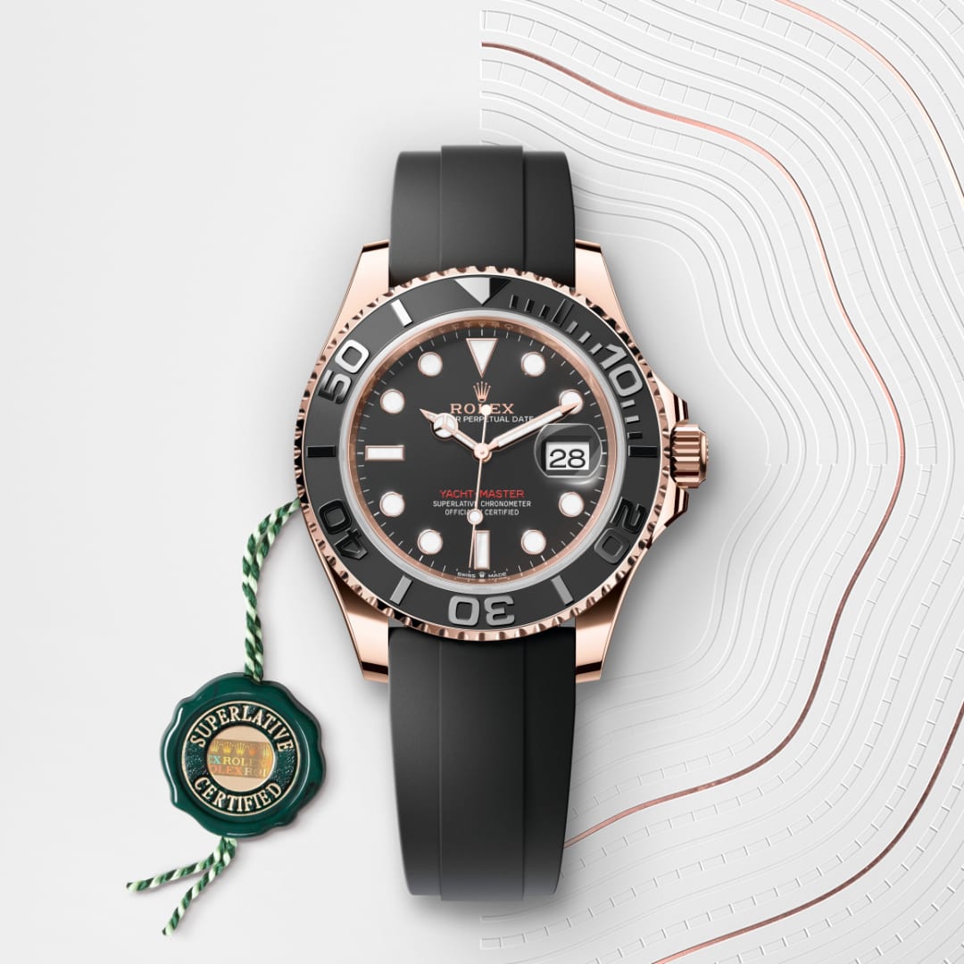 El reloj Rolex Yacht-Master 40 ref: M126655-0002 viene acompañado de un sello verde, un símbolo de su estatus de Cronómetro Superlativo, aplicando la garantía de cinco años. 