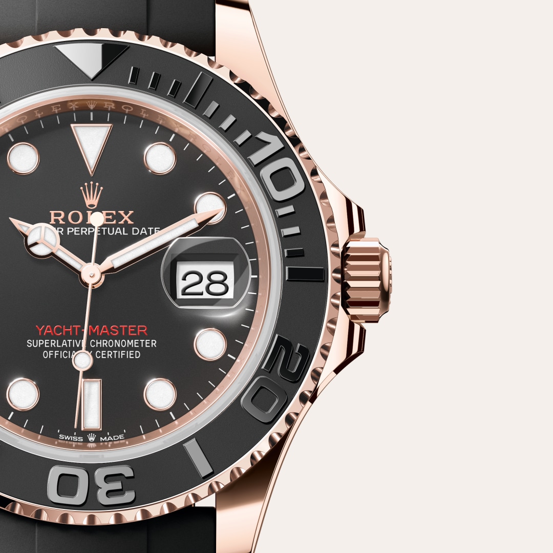 Reloj Rolex Yacht-Master 40 ref: M126655-0002 con esfera de color Negro intenso, con cristal de Zafiro resistente a las rayaduras, lente Cyclops sobre la fecha. Presenta bisel bisel giratorio bidireccional graduado 60 minutos con disco Cerachrom negro mat 