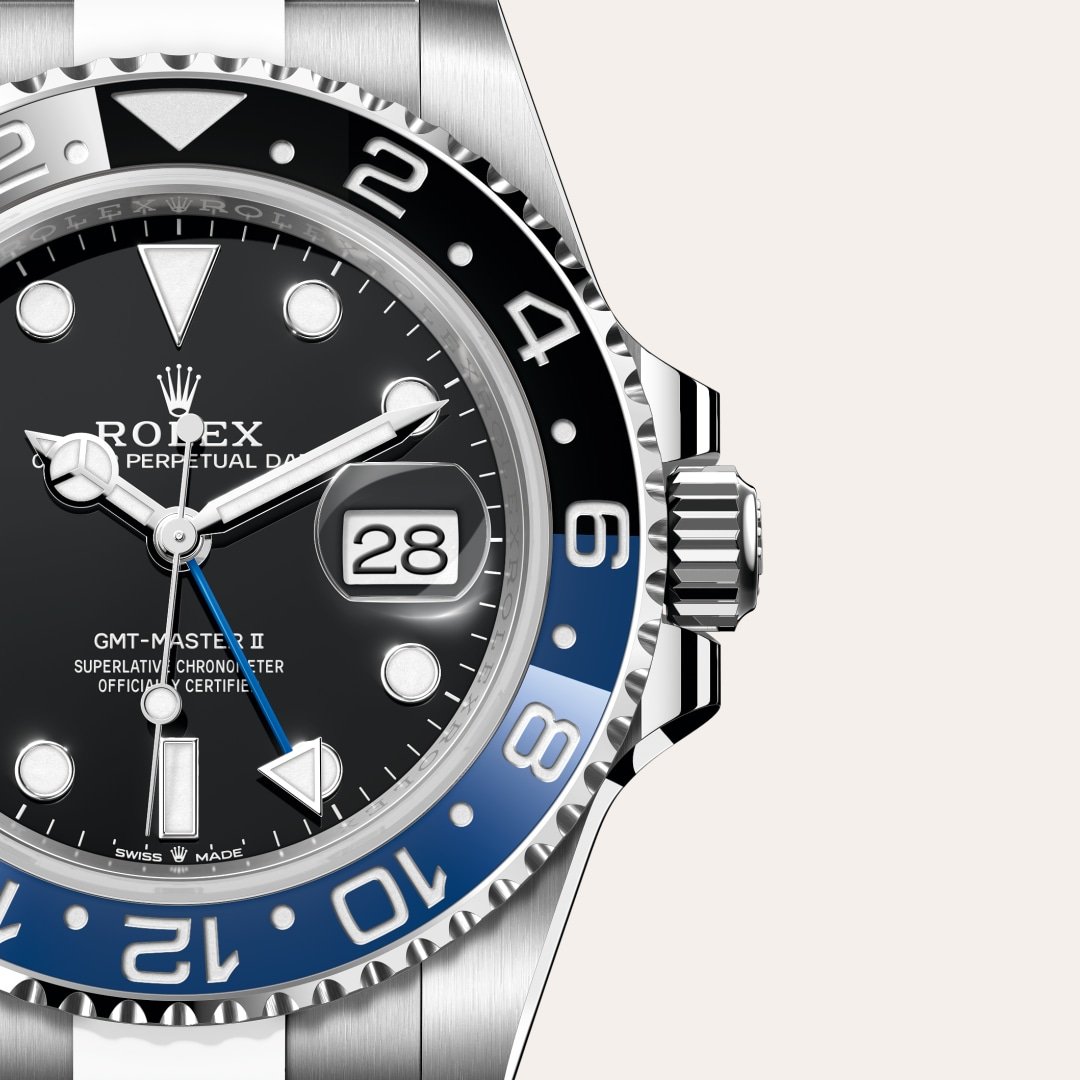 Reloj Rolex GMT-Master II ref: M126710BLNR-0003 con esfera de color Negra, con cristal de Zafiro resistente a las rayaduras, lente Cyclops sobre la fecha. Presenta bisel Bisel giratorio bidireccional, graduado 24 horas. Disco Cerachrom bicolor azul y negr 