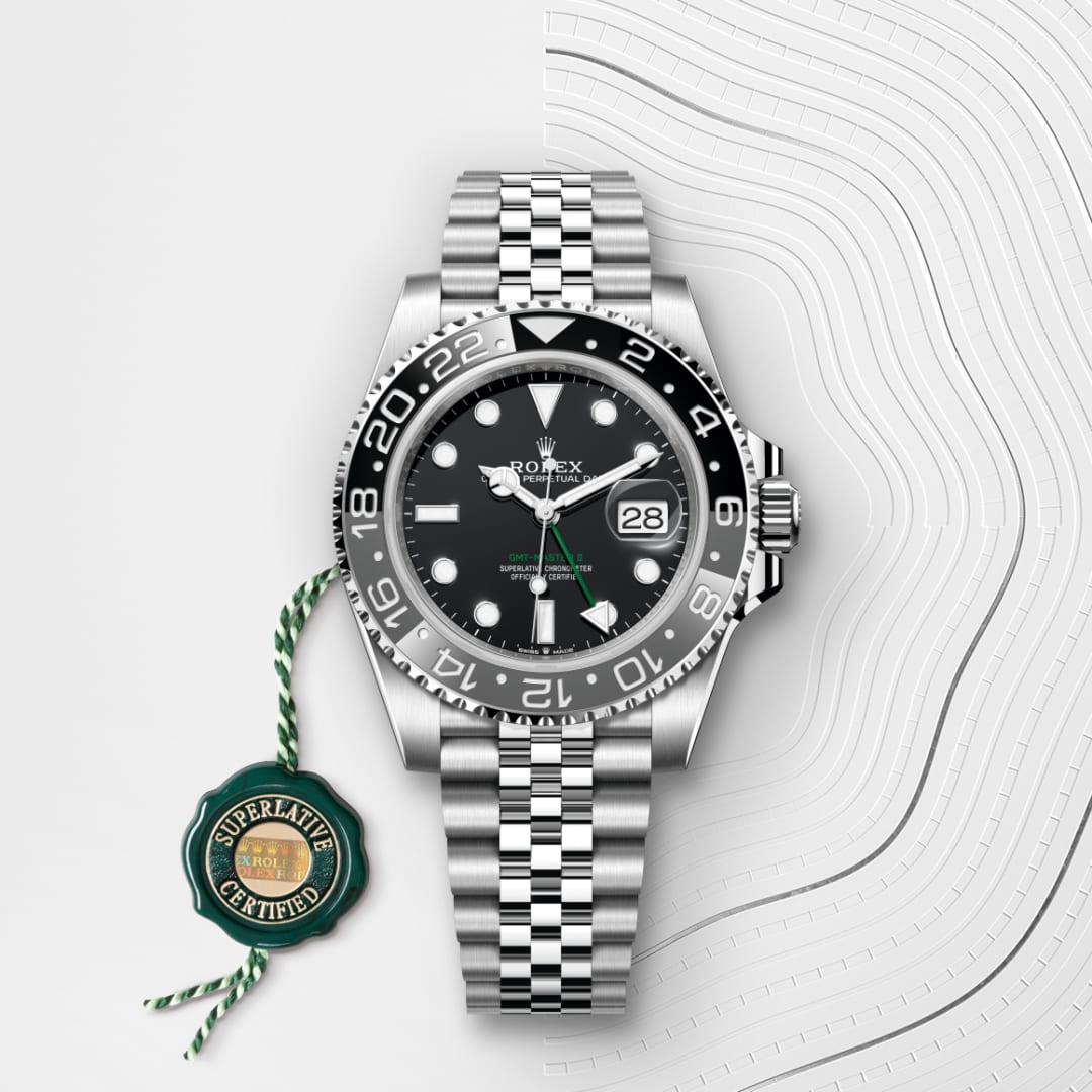 El reloj Rolex GMT-Master II ref: M126710GRNR-0003 viene acompañado de un sello verde, un símbolo de su estatus de Cronómetro Superlativo, aplicando la garantía de cinco años.