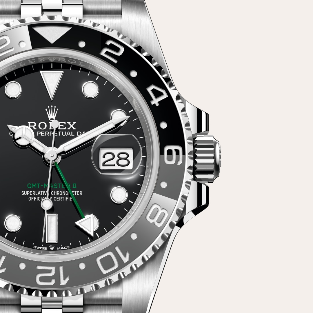 Reloj Rolex GMT-Master II ref: M126710GRNR-0003 con esfera de color Negra, con cristal de Zafiro resistente a las rayaduras. Presenta bisel Bisel giratorio bidireccional, graduado 24 horas. Disco Cerachrom bicolor en cerámica gris y negra, números y gradu 