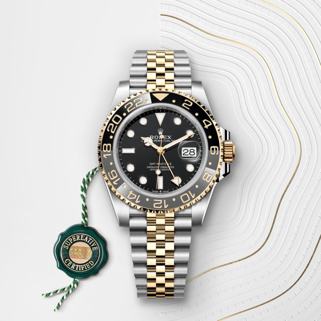 El reloj Rolex GMT-Master II ref: M126713GRNR-0001 viene acompañado de un sello verde, un símbolo de su estatus de Cronómetro Superlativo, aplicando la garantía de cinco años. 
