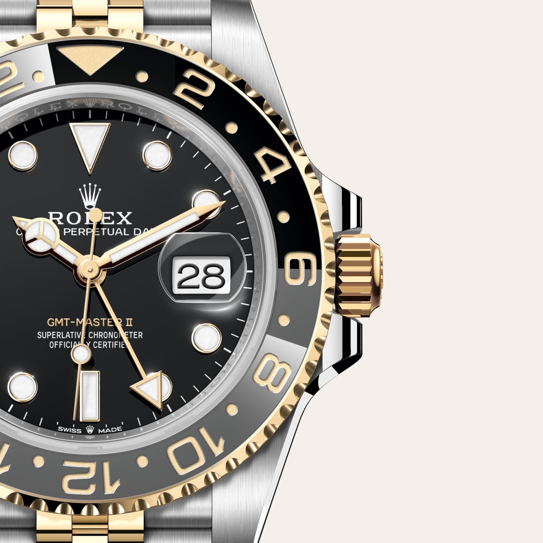 Reloj Rolex GMT-Master II ref: M126713GRNR-0001 con esfera de color Negra, con cristal de Zafiro resistente a las rayaduras. Presenta bisel Bisel giratorio bidireccional, graduado 24 horas. Disco Cerachrom bicolor en cerámica gris y negra, números y gradu 