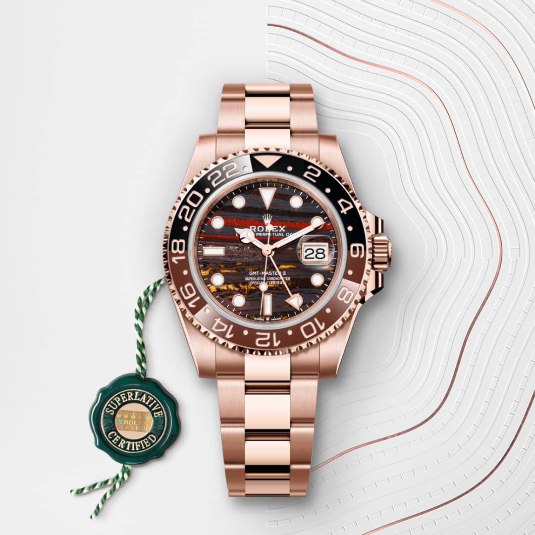 El reloj Rolex GMT-Master II ref: M126715CHNR-0002 viene acompañado de un sello verde, un símbolo de su estatus de Cronómetro Superlativo, aplicando la garantía de cinco años. 