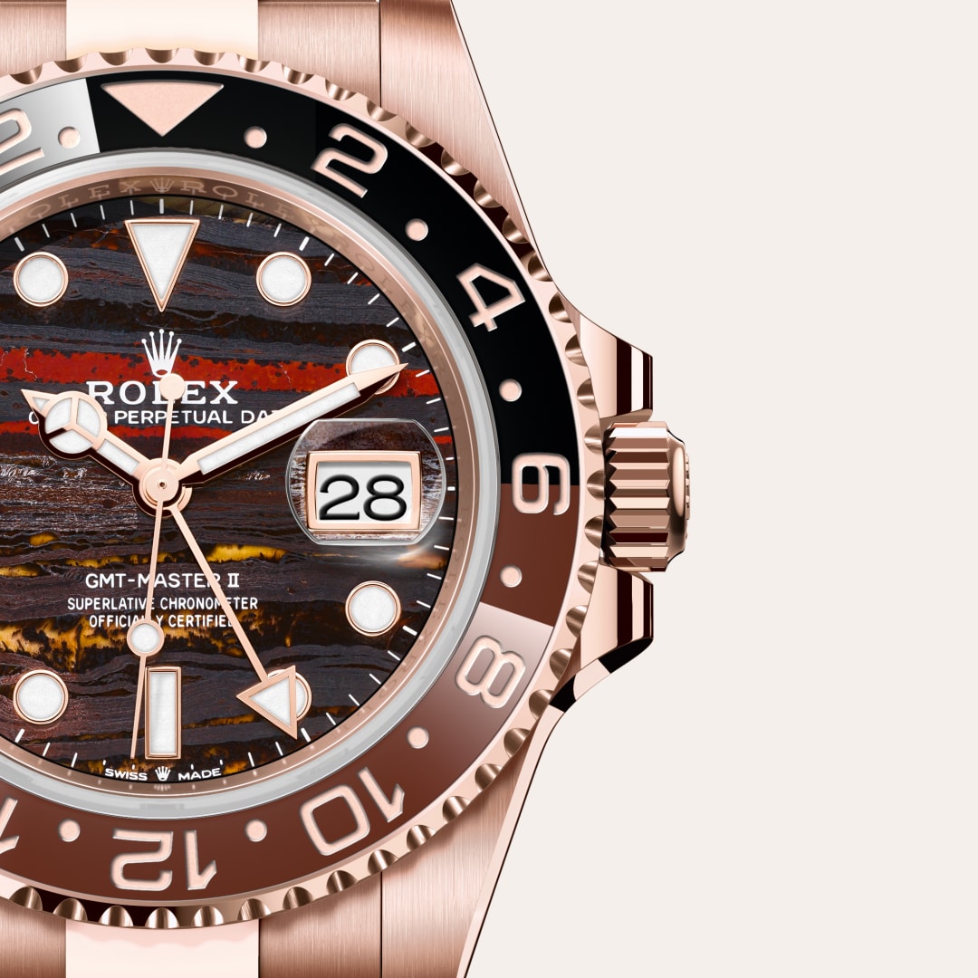 Reloj Rolex GMT-Master II ref: M126715CHNR-0002 con esfera de color Ojo de hierro, con cristal de Zafiro resistente a las rayaduras, lente Cyclops sobre la fecha. Presenta bisel Bisel giratorio bidireccional, graduado 24 horas. Disco Cerachrom bicolor mar 