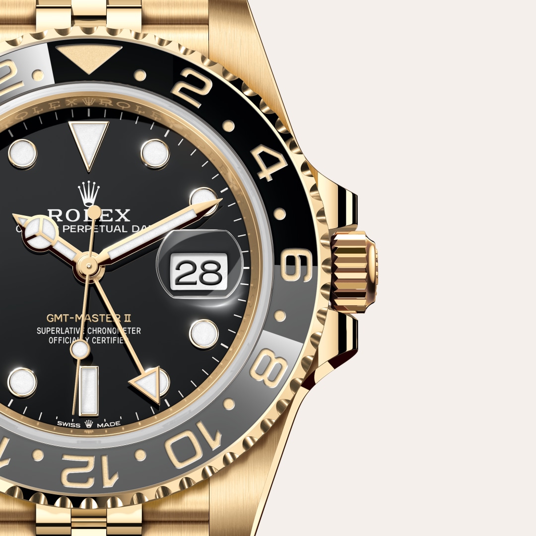 Reloj Rolex GMT-Master II ref: M126718GRNR-0001 con esfera de color Negra, con cristal de Zafiro resistente a las rayaduras. Presenta bisel Bisel giratorio bidireccional, graduado 24 horas. Disco Cerachrom bicolor en cerámica gris y negra, números y gradu 