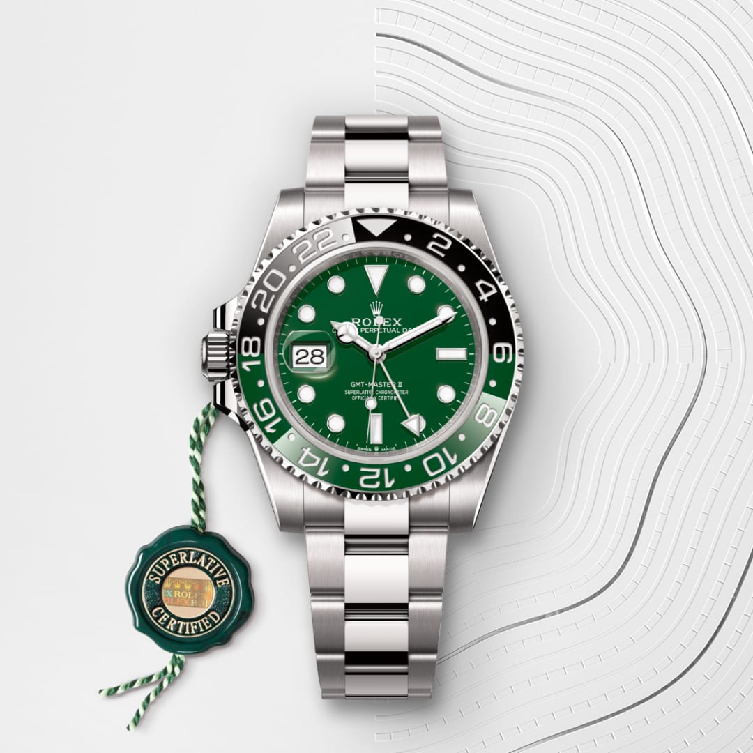 El reloj Rolex GMT-Master II ref: M126729VTNR-0001 viene acompañado de un sello verde, un símbolo de su estatus de Cronómetro Superlativo, aplicando la garantía de cinco años. 