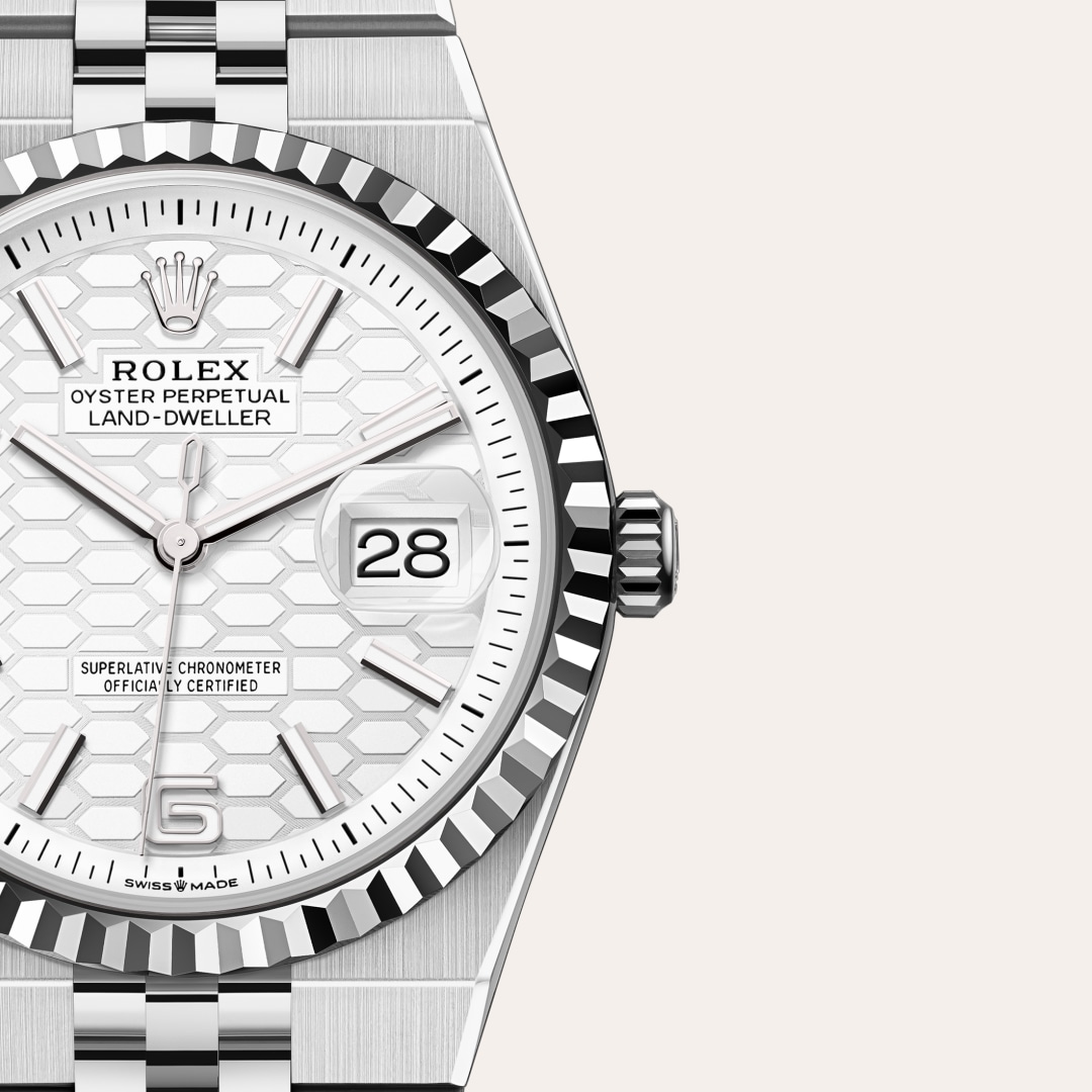 Reloj Rolex Land-Dweller 36 ref: M127234-0001 con esfera de color Blanco intenso, motivo «nido de abeja», con cristal de Zafiro resistente a las rayaduras, lente Cyclops sobre la fecha. Presenta bisel Estriado, corona Enroscada con sistema de doble hermet 