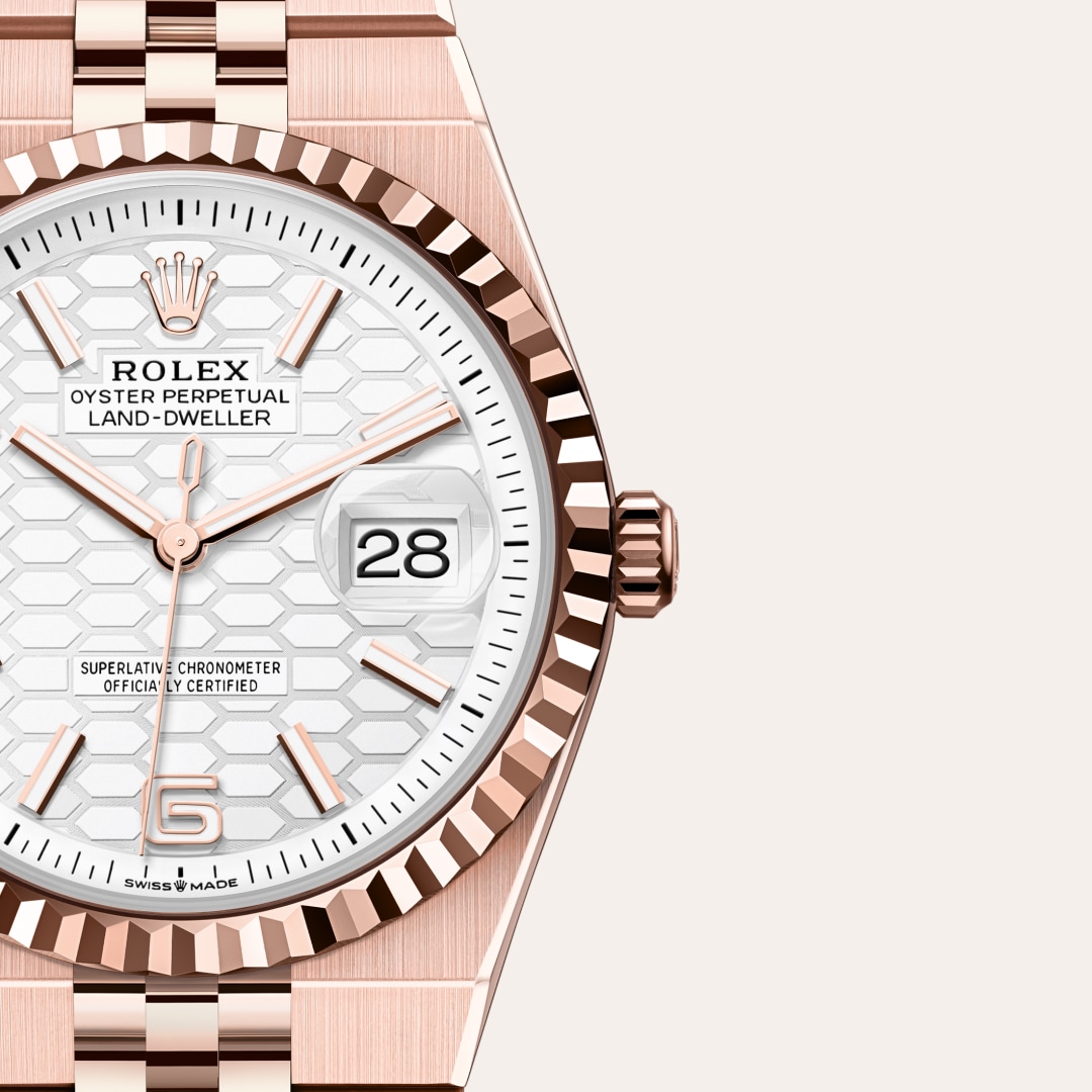 Reloj Rolex Land-Dweller 36 ref: M127235-0001 con esfera de color Blanco intenso, motivo «nido de abeja», con cristal de Zafiro resistente a las rayaduras, lente Cyclops sobre la fecha. Presenta bisel Estriado, corona Enroscada con sistema de doble hermet 