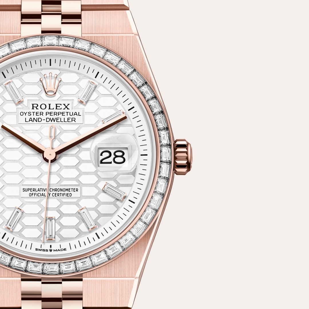 Reloj Rolex Land-Dweller 36 ref: M127285TBR-0002 con esfera de color Blanco intenso, motivo «nido de abeja» engastada de diamantes, con cristal de Zafiro resistente a las rayaduras, lente Cyclops sobre la fecha. Presenta bisel Engastado de diamantes, coro 