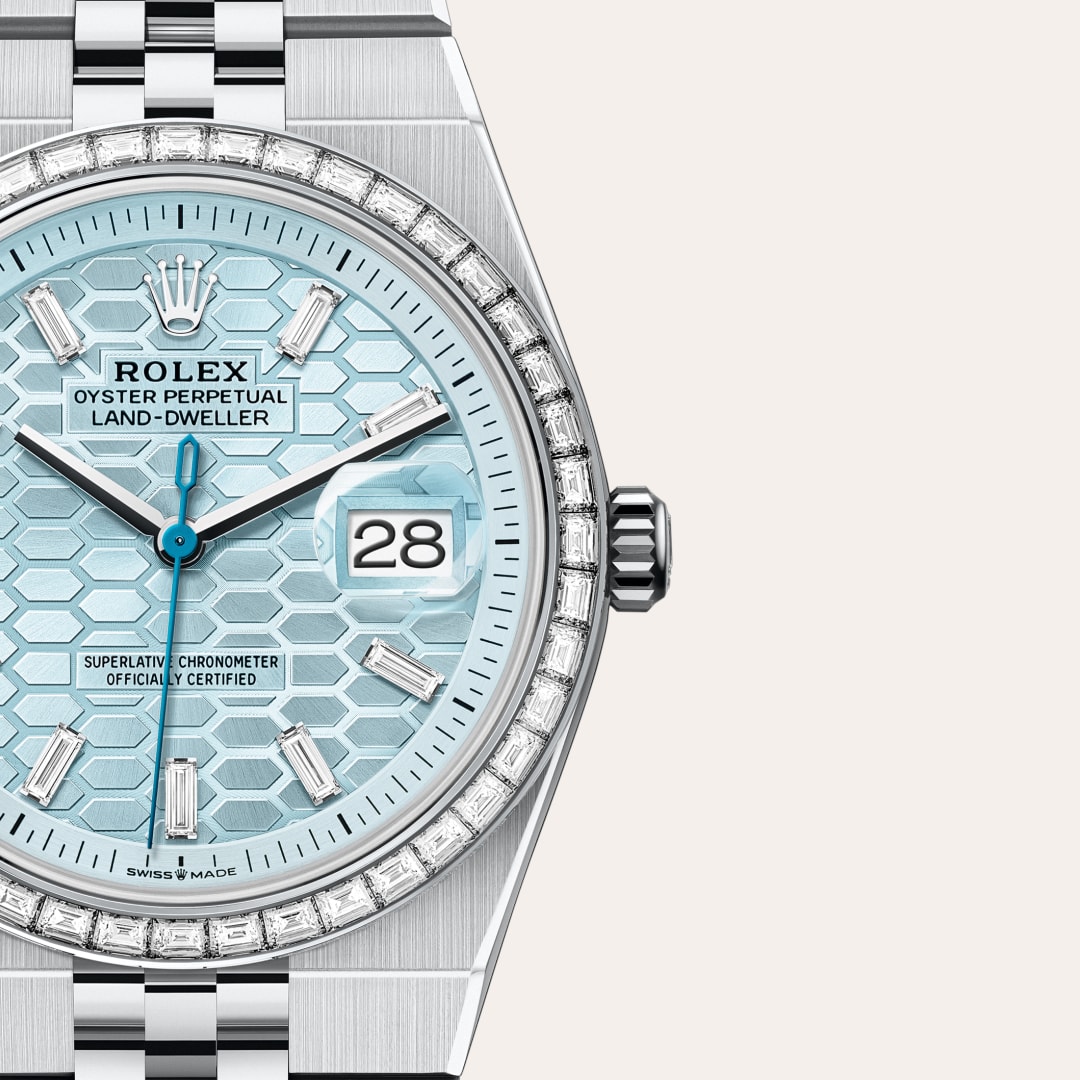 Reloj Rolex Land-Dweller 36 ref: M127286TBR-0001 con esfera de color Azul glaciar, motivo «nido de abeja» engastada de diamantes, con cristal de Zafiro resistente a las rayaduras, lente Cyclops sobre la fecha. Presenta bisel Engastado de diamantes, corona 
