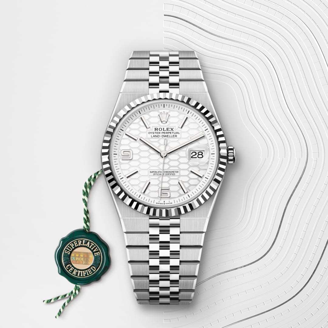El reloj Rolex Land-Dweller 40 ref: M127334-0001 viene acompañado de un sello verde, un símbolo de su estatus de Cronómetro Superlativo, aplicando la garantía de cinco años. 