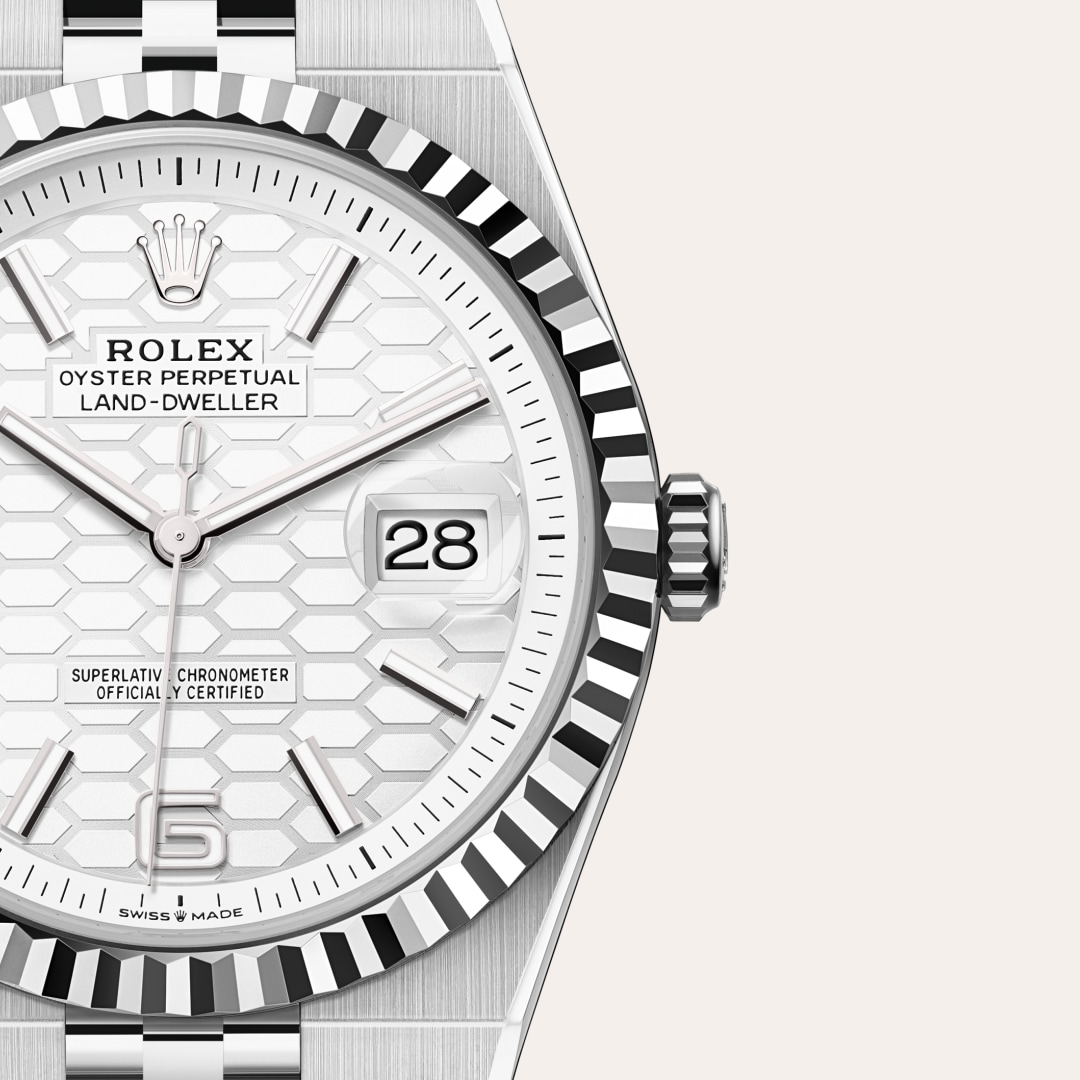 Reloj Rolex Land-Dweller 40 ref: M127334-0001 con esfera de color Blanco intenso, motivo «nido de abeja», con cristal de Zafiro resistente a las rayaduras, lente Cyclops sobre la fecha. Presenta bisel Estriado, corona Enroscada con sistema de doble hermet 