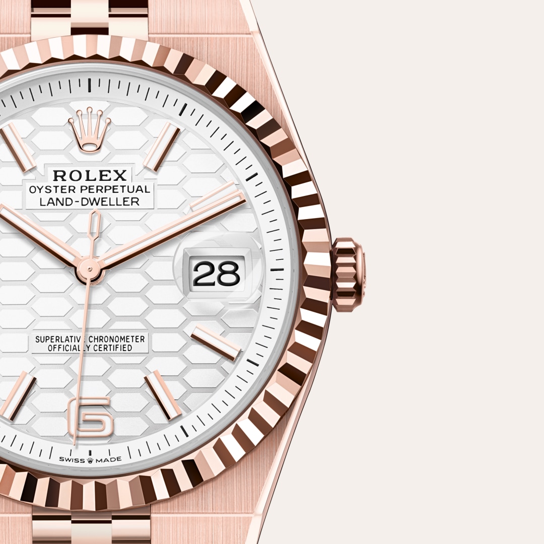 Reloj Rolex Land-Dweller 40 ref: M127335-0001 con esfera de color Blanco intenso, motivo «nido de abeja», con cristal de Zafiro resistente a las rayaduras, lente Cyclops sobre la fecha. Presenta bisel Estriado, corona Enroscada con sistema de doble hermet 