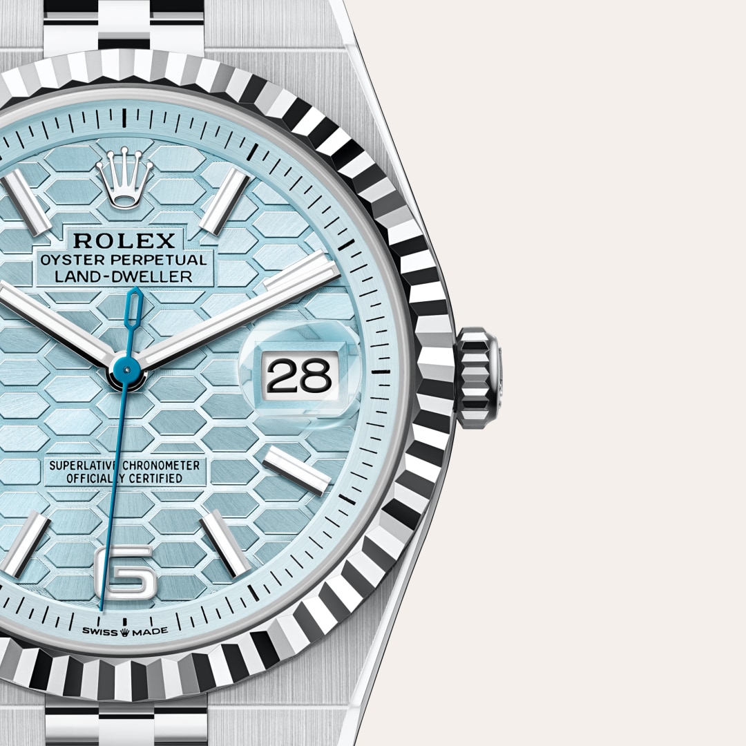 Reloj Rolex Land-Dweller 40 ref: M127336-0001 con esfera de color Azul glaciar, motivo «nido de abeja», con cristal de Zafiro resistente a las rayaduras, lente Cyclops sobre la fecha. Presenta bisel Estriado, corona Enroscada con sistema de doble hermetic 