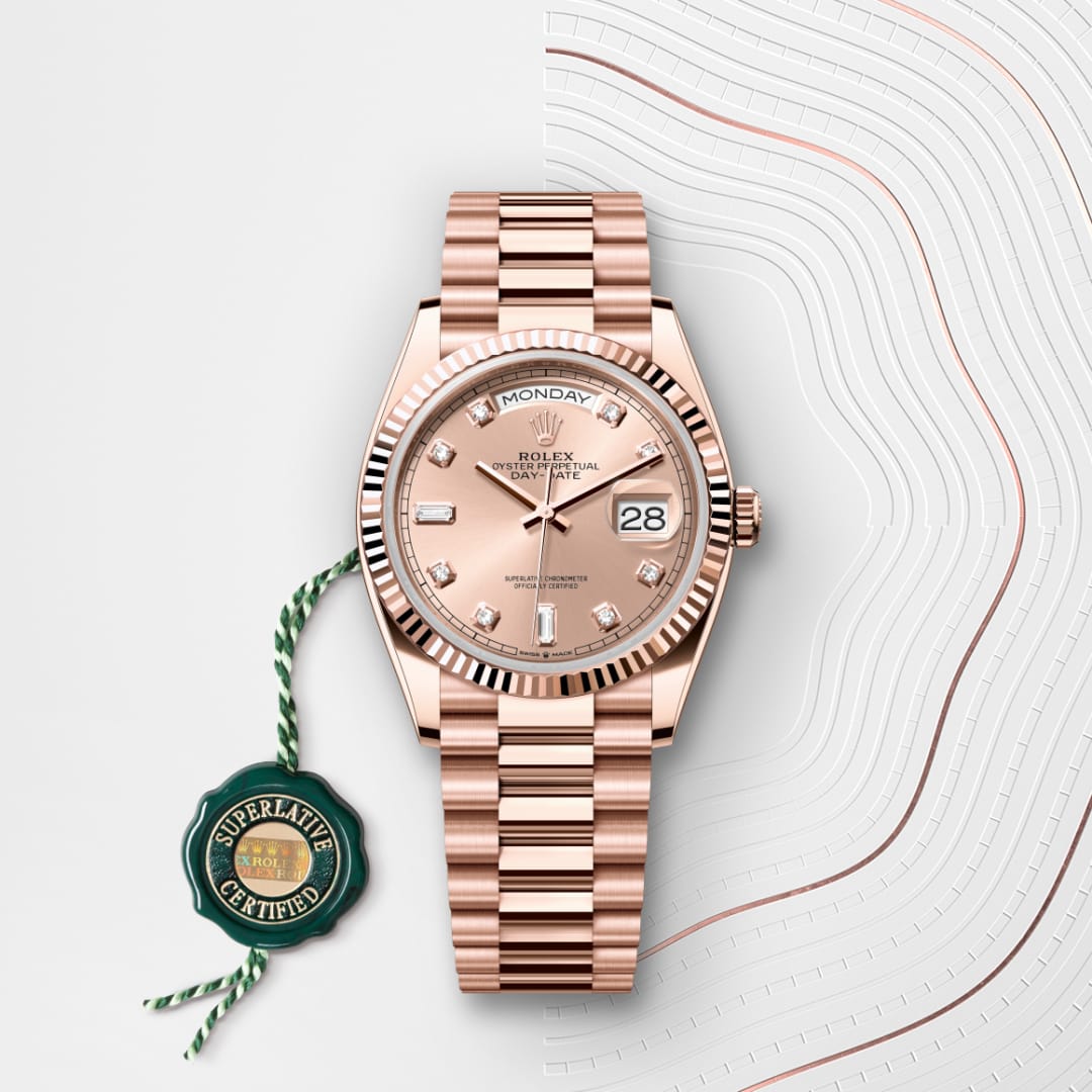 El reloj Rolex Day-Date 36 ref: M128235-0009 viene acompañado de un sello verde, un símbolo de su estatus de Cronómetro Superlativo, aplicando la garantía de cinco años. 