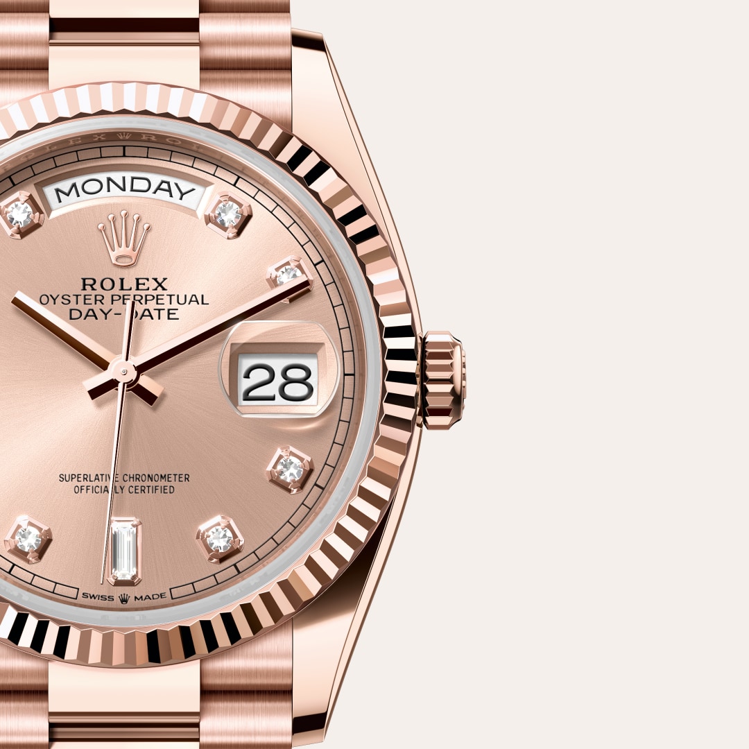 Reloj Rolex Day-Date 36 ref: M128235-0009 con esfera de color Color «rosé» engastada de diamantes, con cristal de Zafiro resistente a las rayaduras, lente Cyclops sobre la fecha. Presenta bisel Estriado, corona Enroscada con sistema de doble hermeticidad  