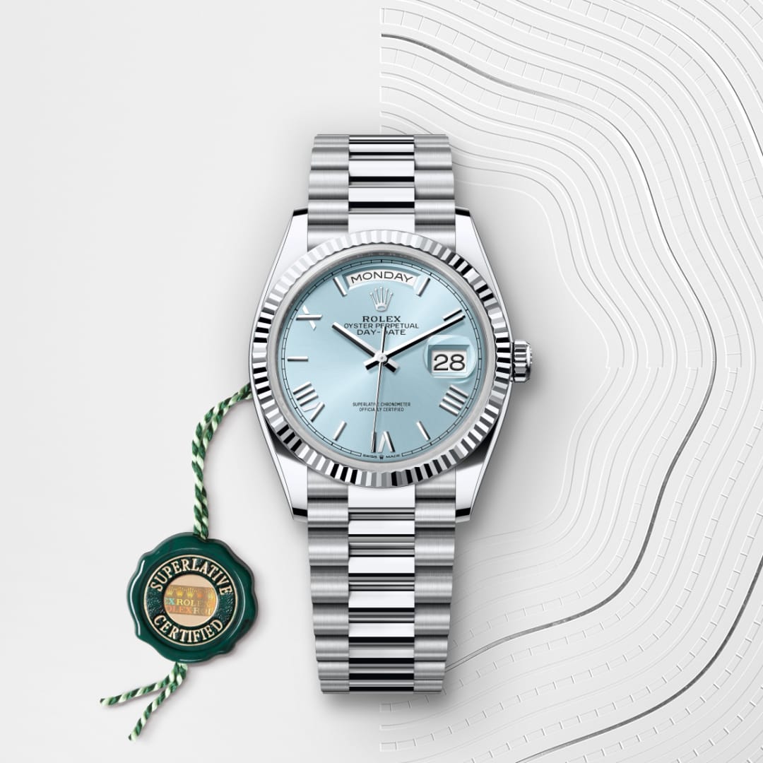 El reloj Rolex Day-Date 36 ref: M128236-0018 viene acompañado de un sello verde, un símbolo de su estatus de Cronómetro Superlativo, aplicando la garantía de cinco años. 