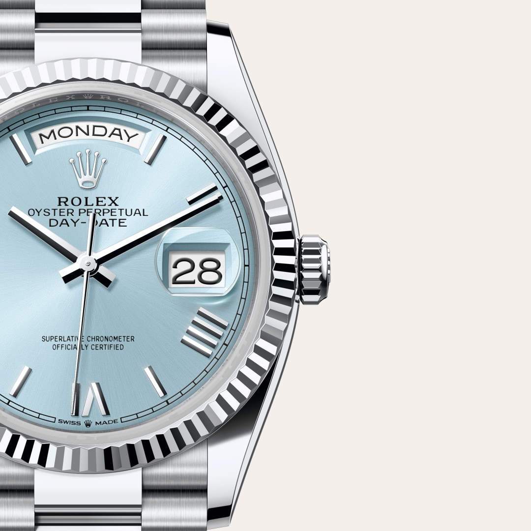 Reloj Rolex Day-Date 36 ref: M128236-0018 con esfera de color Azul glaciar, con cristal de Zafiro resistente a las rayaduras, lente Cyclops sobre la fecha. Presenta bisel Estriado, corona Enroscada con sistema de doble hermeticidad Twinlock. 