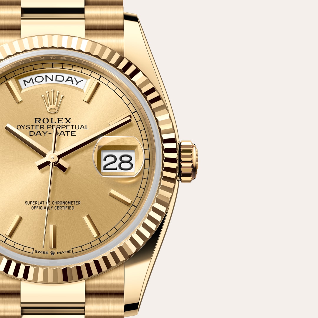 Reloj Rolex Day-Date 36 ref: M128238-0045 con esfera de color Color champagne, con cristal de Zafiro resistente a las rayaduras, lente Cyclops sobre la fecha. Presenta bisel Estriado, corona Enroscada con sistema de doble hermeticidad Twinlock. 