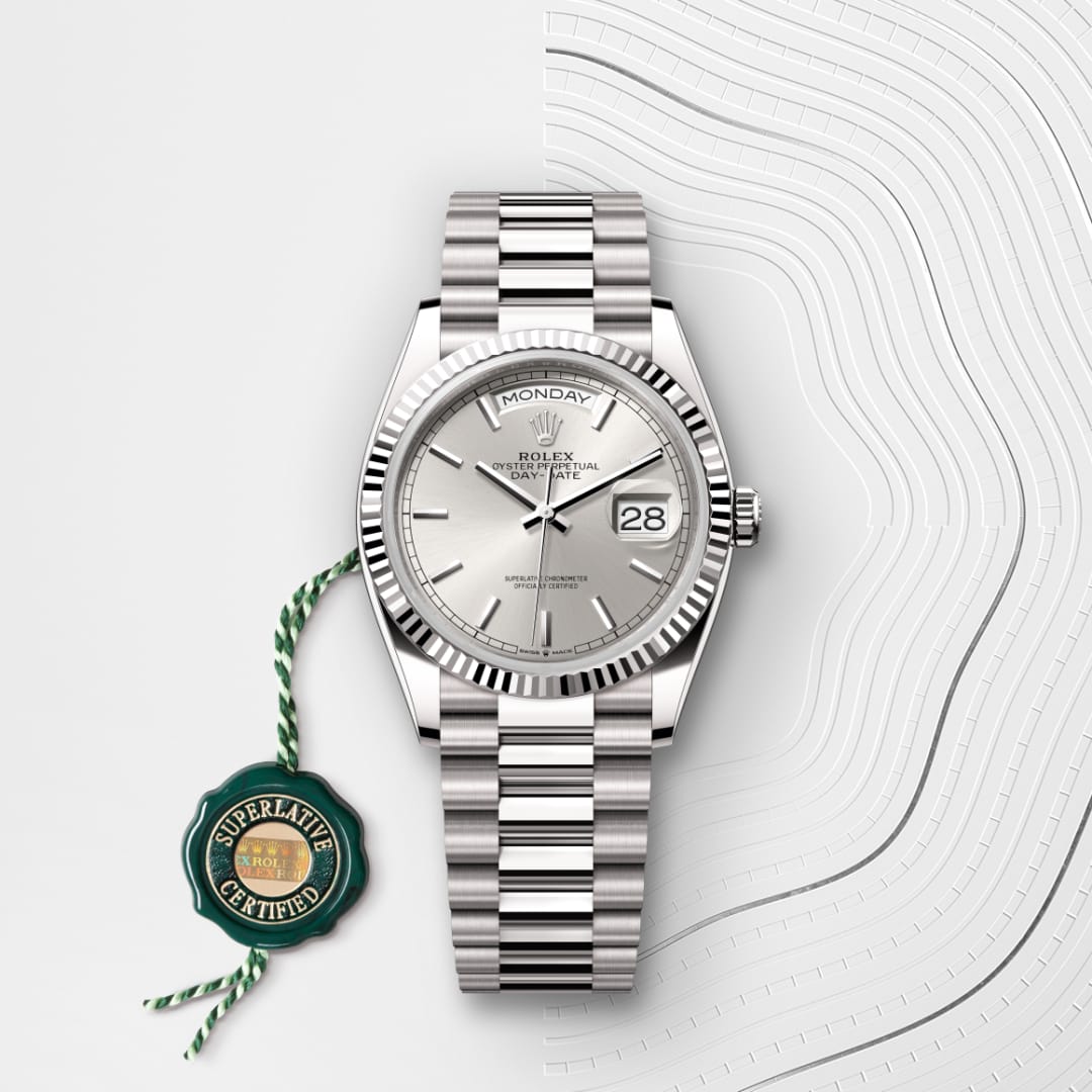 El reloj Rolex Day-Date 36 ref: M128239-0005 viene acompañado de un sello verde, un símbolo de su estatus de Cronómetro Superlativo, aplicando la garantía de cinco años. 