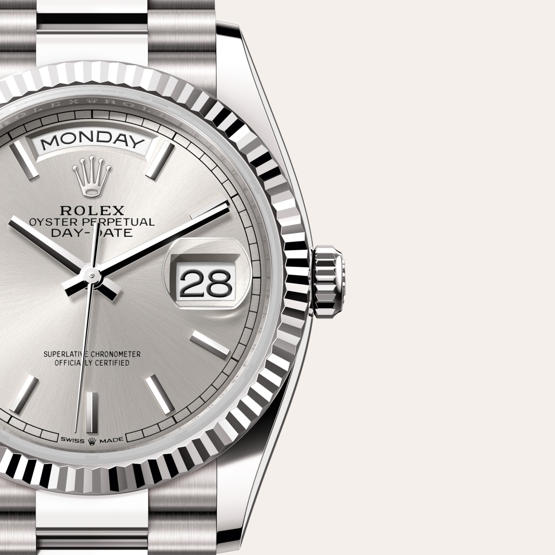 Reloj Rolex Day-Date 36 ref: M128239-0005 con esfera de color Plateada, con cristal de Zafiro resistente a las rayaduras, lente Cyclops sobre la fecha. Presenta bisel Estriado, corona Enroscada con sistema de doble hermeticidad Twinlock. 