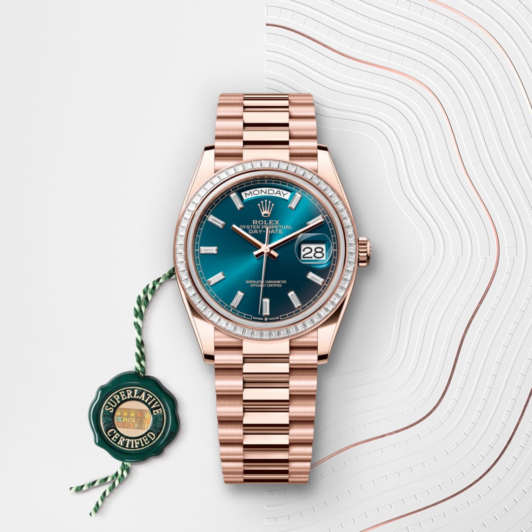 El reloj Rolex Day-Date 36 ref: M128395TBR-0032 viene acompañado de un sello verde, un símbolo de su estatus de Cronómetro Superlativo, aplicando la garantía de cinco años. 