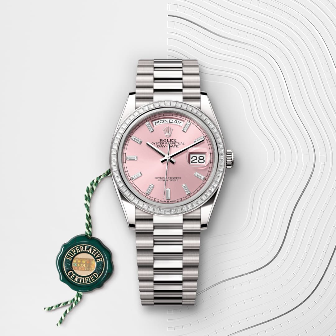 El reloj Rolex Day-Date 36 ref: M128399TBR-0029 viene acompañado de un sello verde, un símbolo de su estatus de Cronómetro Superlativo, aplicando la garantía de cinco años. 
