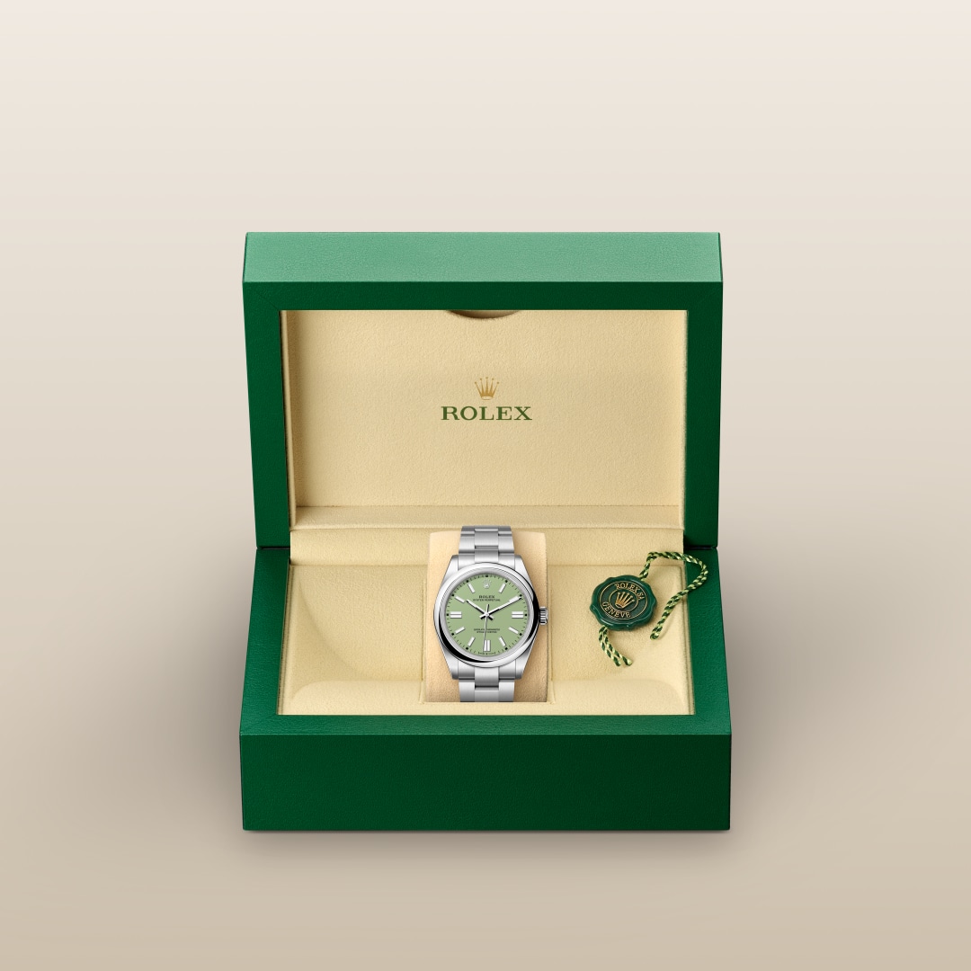 El reloj Rolex Oyster Perpetual 41 ref: M134300-0006 se entrega en un precioso estuche verde que protege y guardar el reloj. 