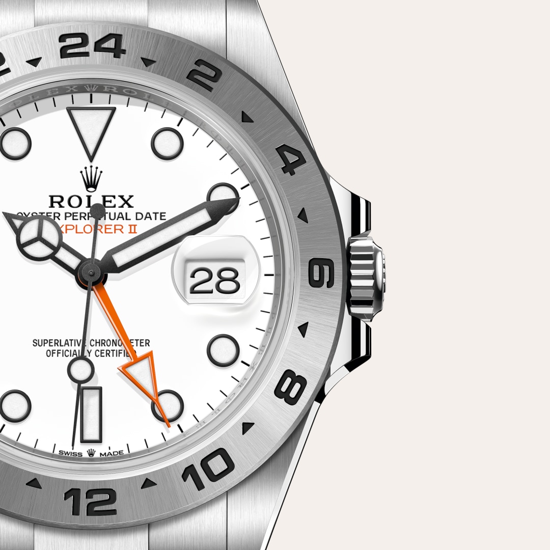 Reloj Rolex Explorer II ref: M226570-0001 con esfera de color Blanca, con cristal de Zafiro resistente a las rayaduras, lente Cyclops sobre la fecha. Presenta bisel Fijo, graduado 24 horas, corona Enroscada con sistema de doble hermeticidad Twinlock. 