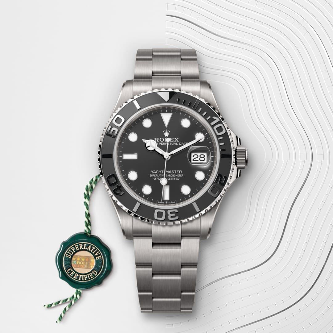 El reloj Rolex Yacht-Master 42 ref: M226627-0001 viene acompañado de un sello verde, un símbolo de su estatus de Cronómetro Superlativo, aplicando la garantía de cinco años. 