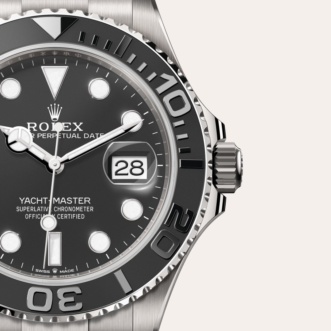Reloj Rolex Yacht-Master 42 ref: M226627-0001 con esfera de color Negro intenso, con cristal de Zafiro resistente a las rayaduras, lente Cyclops sobre la fecha. Presenta bisel Bisel giratorio bidireccional graduado 60 minutos con disco Cerachrom en cerámi 