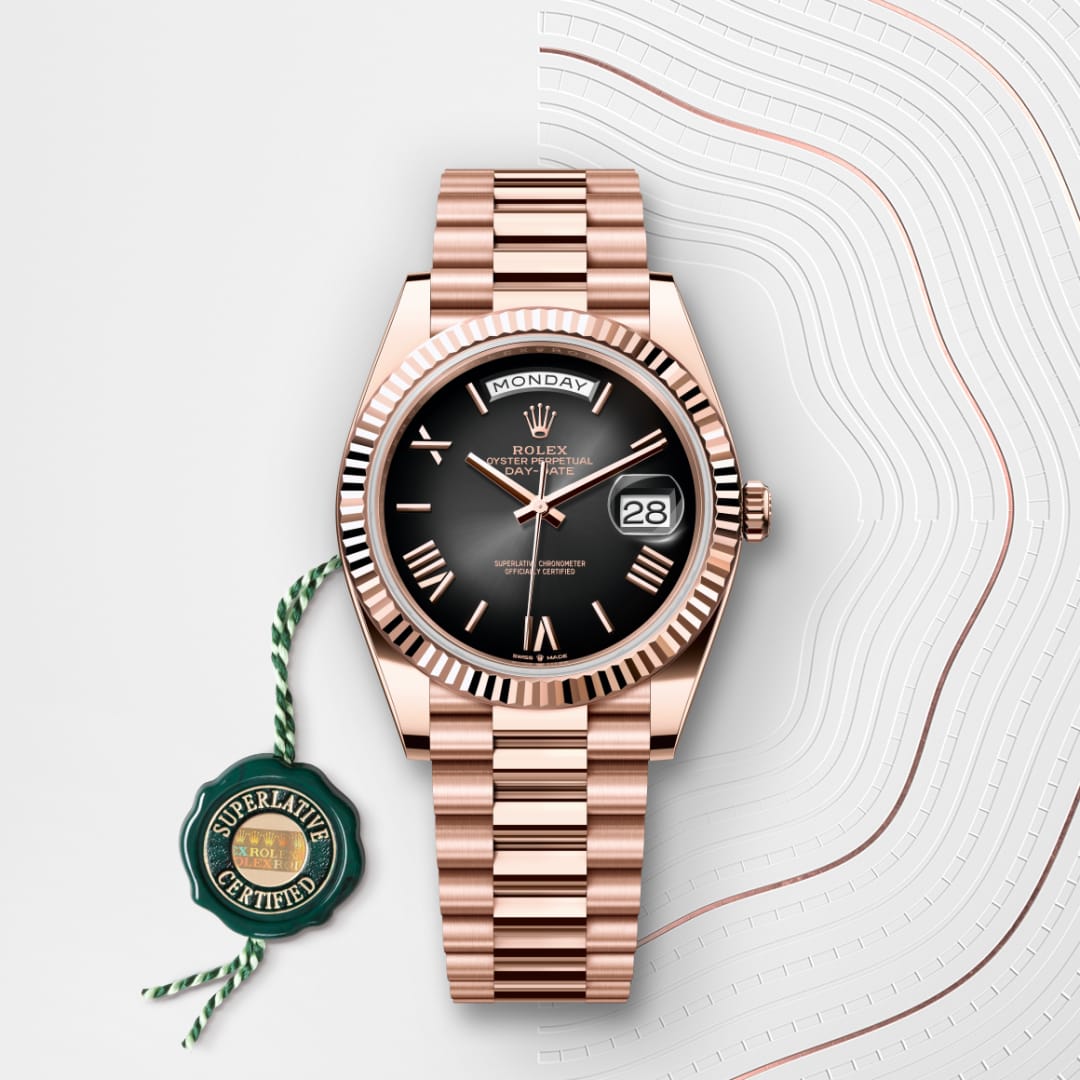 El reloj Rolex Day-Date 40 ref: M228235-0055 viene acompañado de un sello verde, un símbolo de su estatus de Cronómetro Superlativo, aplicando la garantía de cinco años. 