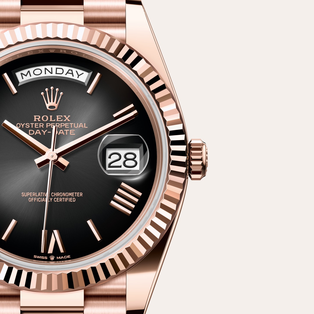 Reloj Rolex Day-Date 40 ref: M228235-0055 con esfera de color Pizarra sombreado, con cristal de Zafiro resistente a las rayaduras, lente Cyclops sobre la fecha. Presenta bisel Estriado, corona Enroscada con sistema de doble hermeticidad Twinlock. 