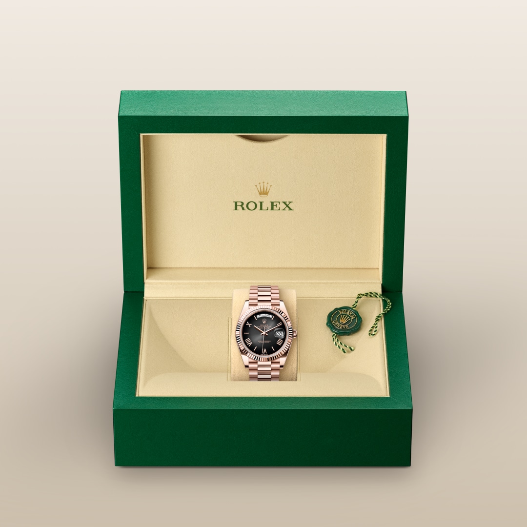 El reloj Rolex Day-Date 40 ref: M228235-0055 se entrega en un precioso estuche verde que protege y guardar el reloj. 