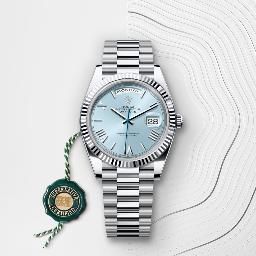 El reloj Rolex Day-Date 40 ref: M228236-0012 viene acompañado de un sello verde, un símbolo de su estatus de Cronómetro Superlativo, aplicando la garantía de cinco años.