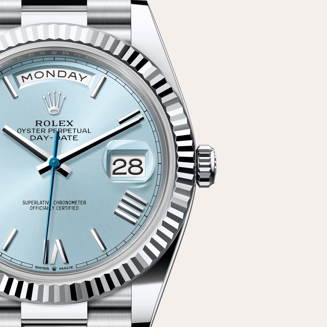 Reloj Rolex Day-Date 40 ref: M228236-0012 con esfera de color Azul glaciar, con cristal de Zafiro resistente a las rayaduras, lente Cyclops sobre la fecha. Presenta bisel Estriado, corona Enroscada con sistema de doble hermeticidad Twinlock. 